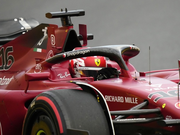 Ferrari принимает один удар за другим: Леклерк упал на десять мест на старте ГП Канады