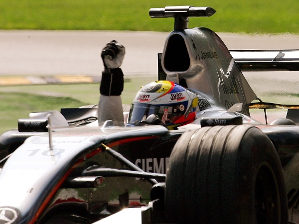  Juan Pablo Montoya sa preslávil aj ako pilot F1 z tímu McLaren Mercedes. Na snímke s víťazným gestom v cieli Veľkej ceny Talianska v Monze 2005. 
