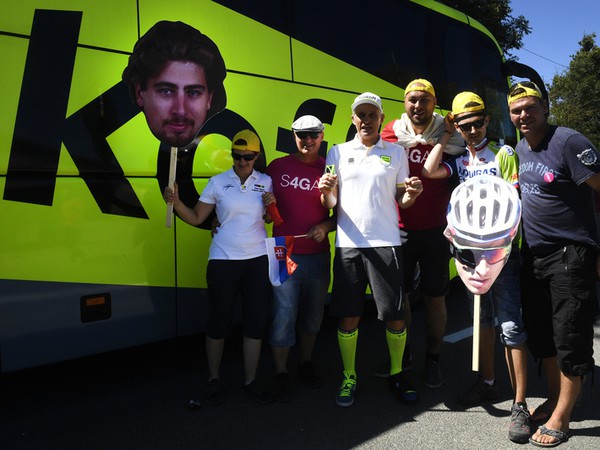 Peter Sagan, fanúšikovia, Sagan busMajiteľ ruskej stajne Tinkoff a šéf Petra Sagana si našiel čas na slovenských fanúšikov zo Saganovho fanbusu