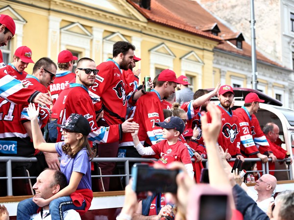 Príchod hokejistov HC ‘05 iClinic Banská Bystrica počas uvítania fanúšikmi s názvom Barani, ďakujeme! v rámci osláv národného majstrovského titulu hokejovej Tipsport ligy na banskobystrickom Námestí SNP
