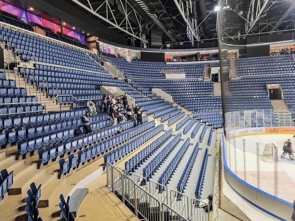 Členovia fanklubu HC Slovan povzbudzujú v hľadisku počas 19. kola Tipos extraligy HC Slovan Bratislava - HC ´05 Banská Bystrica