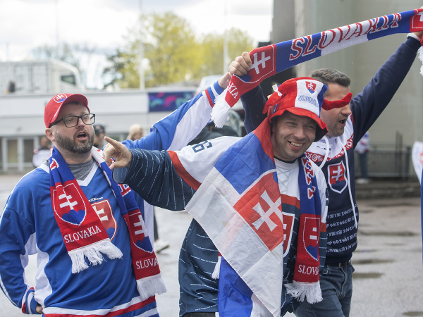 Slovenskí hokejoví fanúšikovia pred hokejovou halou Ice Hall pred úvodným zápasom slovenskej hokejovej reprezentácie