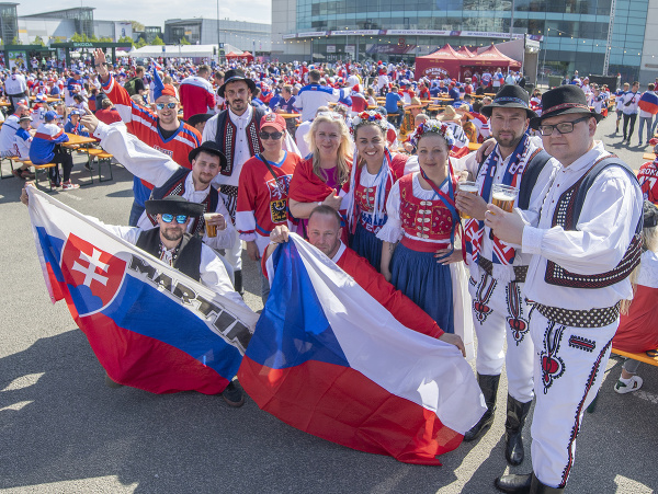 Na snímke slovenskí a českí fanúšikovia pózujú pred zápasom základnej B-skupiny Slovensko - Česko na 86. majstrovstvách sveta