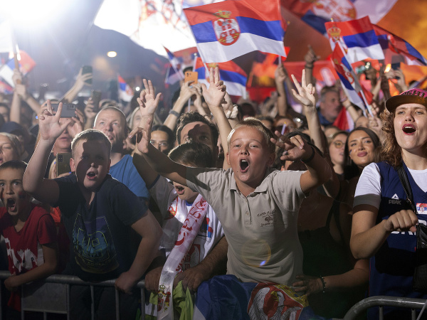 Srbskí fanúšikovia oslavujú na belehradskom hlavnom námestí