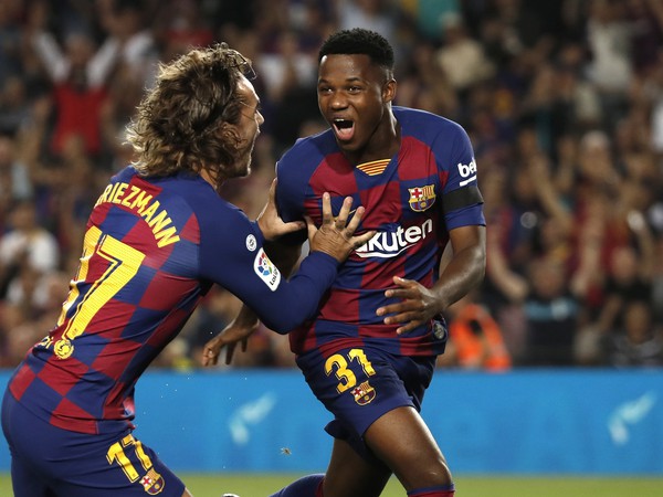 Ansu Fati a Antoine Griezmann oslavujú gól Barcelony