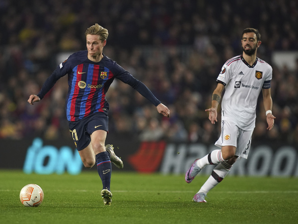Hráč Barcelony Frenkie de Jong (vľavo) bojuje o loptu s Facundom Pellistrim z Manchesteru United