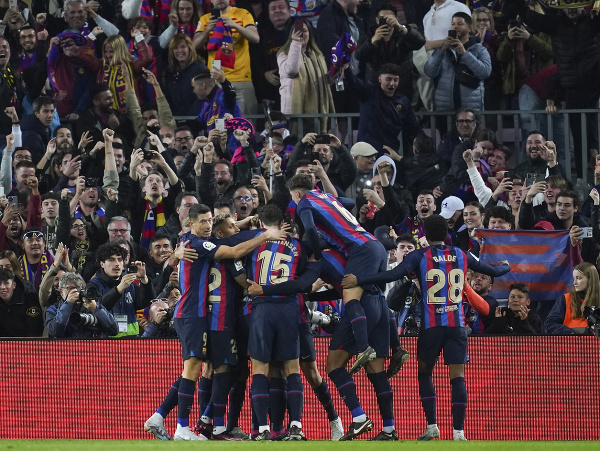 Futbalisti Barcelony oslavujú gól 