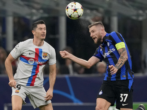 Robert Lewandowski a kapitán Interu Milan Škriniar