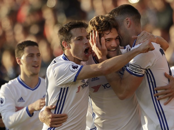 Marcos Alonso (v strede) oslavuje so spoluhráčmi tretí gól londýnskej Chelsea