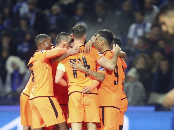 Hráči Liverpoolu oslavujú gól v zápase osemfinále Ligy majstrov proti tímu FC Porto 