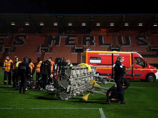 Na štadióne Stadium Moustoir spadla časť osvetlenia na pracovníka