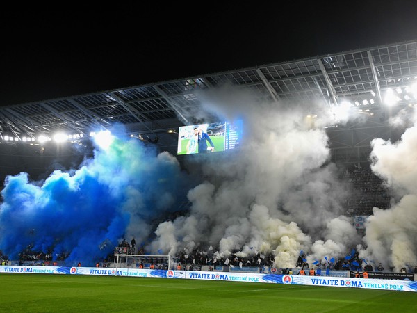 Atmosféra na tribúne fanúšikov ŠK Slovan Bratislava počas derby