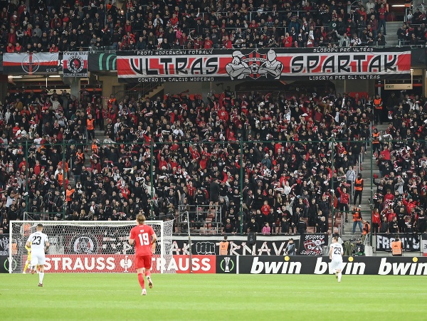 Fanúšikovia Spartaka povzbudzujú počas zápasu 
