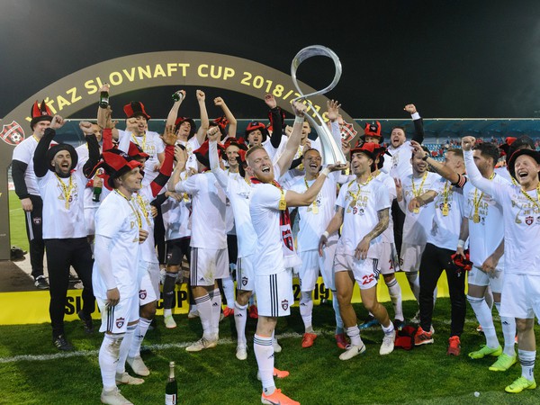 Futbalisti FC Spartak Trnava oslavujú triumf v 50. ročníku Slovnaft Cupu
