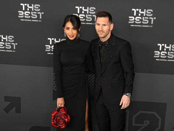 Argentínsky futbalista Lionel Messi a jeho manželka Antonela pózujú počas príchodu na galavečer The Best