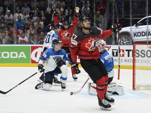 Na snímke Shea Theodore (CAN) sa raduje po strelení gólu vo finálovom zápase Kanada - Fínsko
