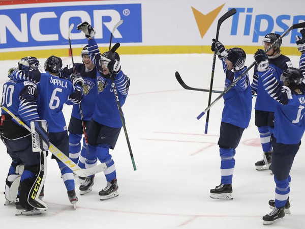 Víťazné oslavy hokejových mladíkov Fínska