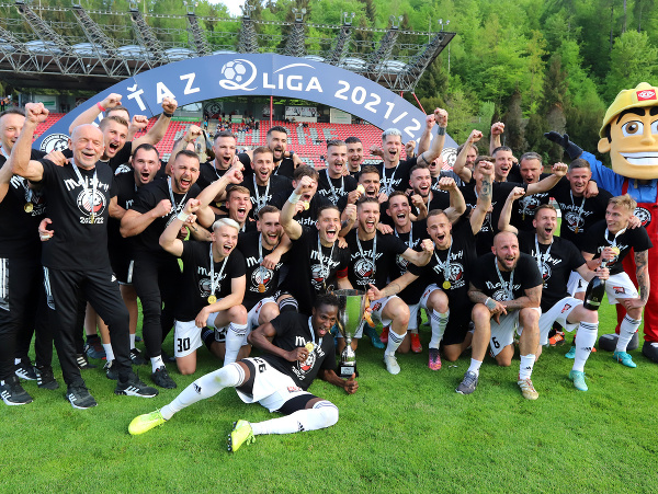 Na snímke hráči Podbrezovej pózujú s víťaznou trofejou po zápase 29. kola II. ligy vo futbale FK Železiarne Podbrezová - Partizán Bardejov BŠK v Podbrezovej 13. mája 2022. 