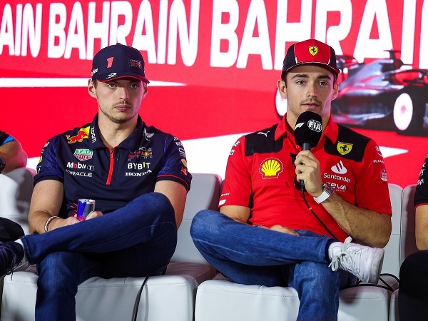 Max Verstappen a Charles Leclerc odpovedajú na otázky novinárov pred víkendom v Bahrajne