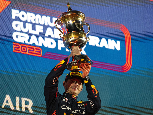 Max Verstappen oslavuje víťazstvo vo Veľkej cene Bahrajnu