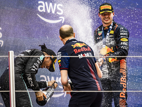 Holandský pretekár F1 Max Verstappen z tímu Red Bull pózuje s trofejou po víťazstve na VC Španielska, vľavo druhý Brit Lewis Hamilton z tímu Mercedes