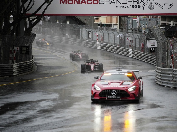 ФОТОГРАФИИ Непогода вернула их в ямы: старт Гран-при Монако был отложен!