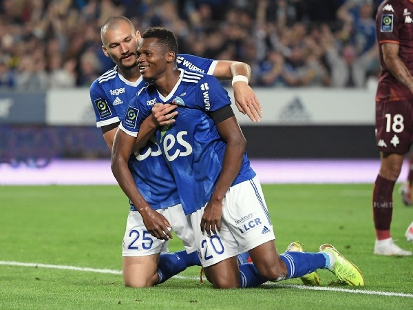Habib Diallo a Ludovic Ajorque oslavujú gól Štrasburgu