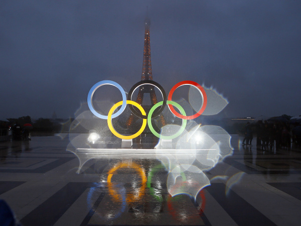 Olympijské kruhy sú vysvietené pred Eiffelovou vežou v Paríži