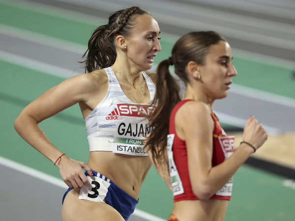 Slovenská bežkyňa Gabriela Gajanová (vľavo) a Španielka Daniela Garciová v rozbehu na 800 m na halových ME v Istanbule