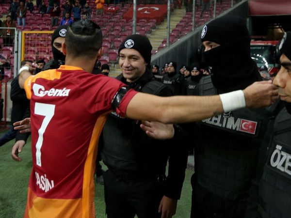 Yasin Öztekin po góle objal policajtov