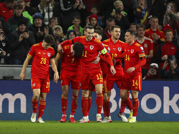 Neco Williams a Gareth Bale oslavujú so spoluhráčmi gól Walesu