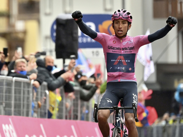 Egan Bernal z tímu Ineos-Grenadiers, vedúci muž  priebežného poradia, víťazí v 16. etape cyklistických pretekov Giro d'Italia