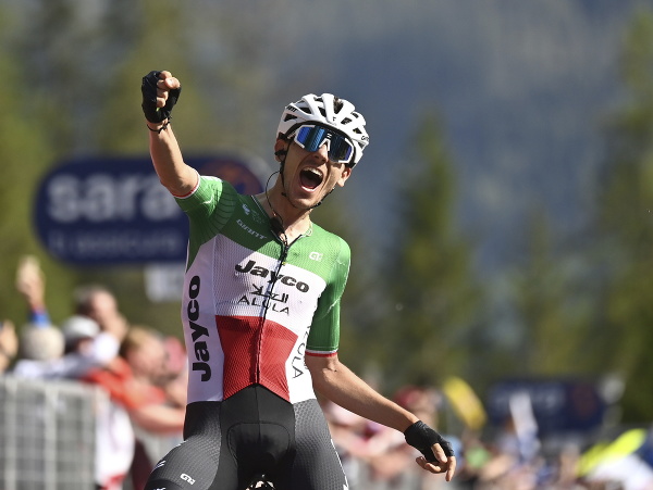 Taliansky cyklista Filippo Zana oslavuje víťazstvo v etape 