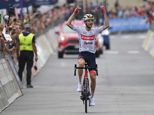 ВИДЕО Домашний гонщик Чикконе выиграл 15-й этап Джиро д'Италия после отрыва: Карапаз удержал лидерство