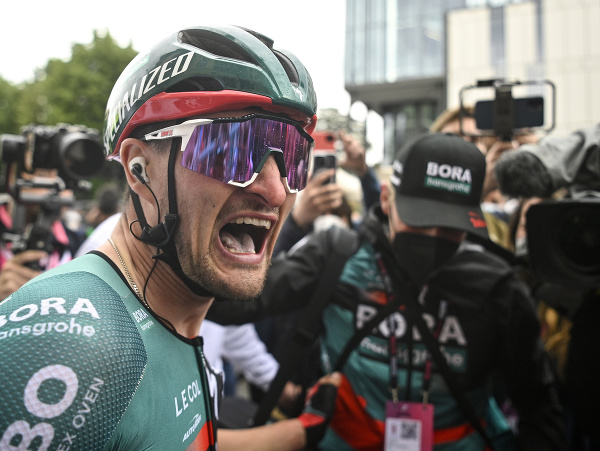 Nemecký cyklista Nico Denz oslavuje v cieli po tom, ako triumfoval v 14. etape cyklistických pretekov Giro d´Italia