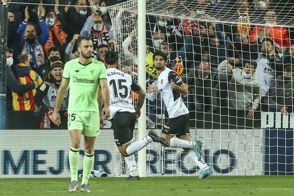 Na snímke vpravo portugalský stredopoliar Valencie Goncalo Guedes oslavuje svoj gól
