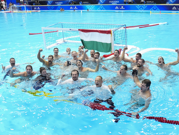 Maďarskí vodnopóloví reprezentanti sa tešia po výhre vo finálovom zápase