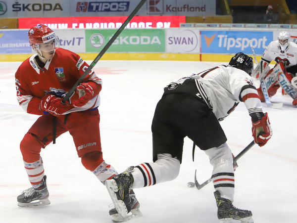 Na snímke vľavo Branislav Pavúk (Liptovský Mikuláš) počas hokejového zápasu 