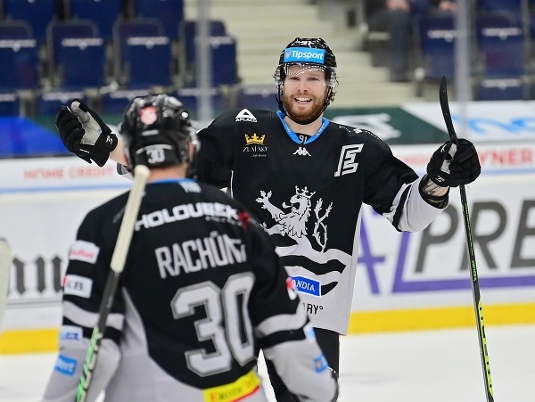  Švédsky hokejový útočník Lukas Zetterberg oslavuje gól v drese Karlových Varov