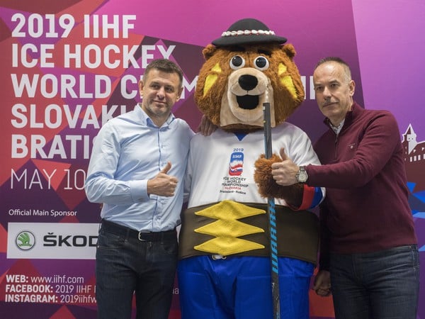 Na snímke zľava minister životného prostredia László Sólymos a šéf organizačného výboru pre MS IIHF 2019 na Slovensku Igor Nemeček a a oficiálny maskot Majstrovstiev sveta v ľadovom hokeji 2019 Macejko 