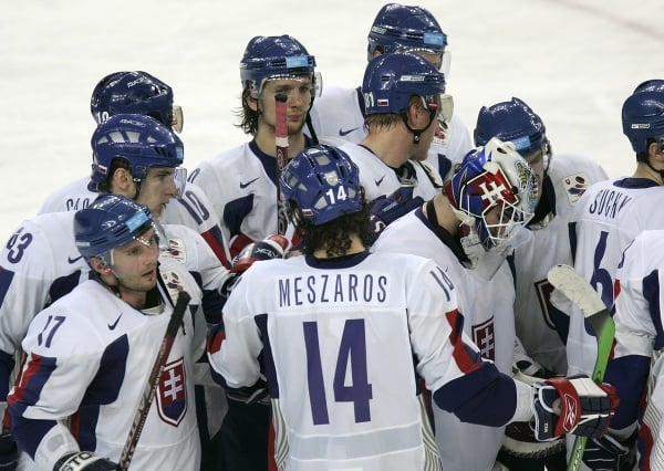 Smutní hráči Slovenska odchádzajú z ľadu po skončení štvrťfinálového zápasu hokejového turnaja zimnej olympiády proti Česku 22. februára 2006 v Turíne