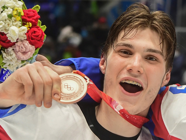 Na snímke hokejový reprezentant Juraj Slafkovský sa raduje po zisku bronzu v zápase olympijského turnaja v hokeji mužov o bronz Slovensko - Švédsko na ZOH 2022 v Pekingu