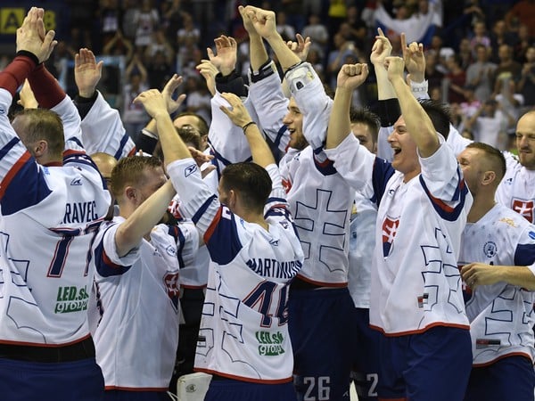 Víťazné oslavy slovenských hokejbalistov po zisku štvrtého zlata po sebe