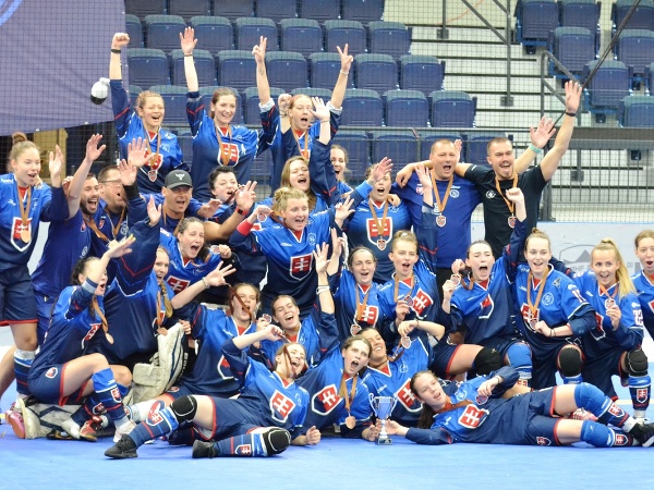 Na snímke slovenské hokejbalistiky oslavujú po zápase o bronz na MS v hokejbale v kanadskom Montreale 27. júna 2022.