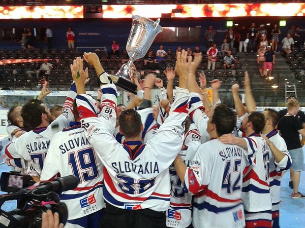 Slovenskí hokejbalisti obhájili vo Švajčiarsku majstrovský titul