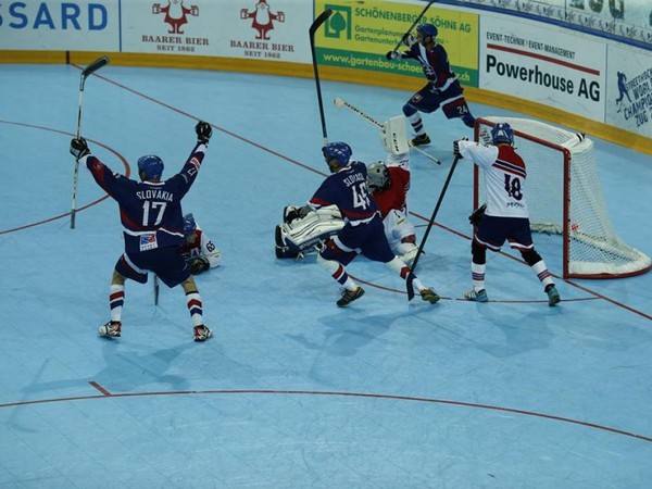 Slovenskí hokejbalisti po triumfe nad Českom zabojujú o zlato