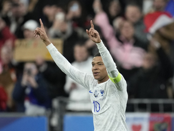 Na snímke francúzsky útočník Kylian Mbappé oslavuje gól
