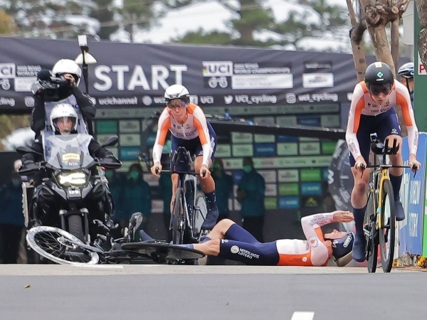 Ничто не остановит ее! Голландский велосипедист принимает старт с переломом