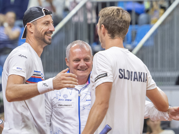 Na snímke slovenskí tenisti vpravo Lukáš Klein, vľavo Igor Zelenay a uprostred nehrajúci kapitán Tibor Tóth 