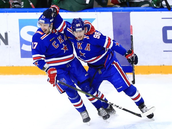Hokejisti SKA Petrohrad oslavujú gól